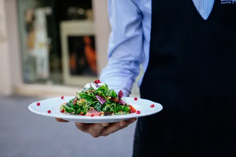 عکس گارسون و سرو سالاد در مجموعه